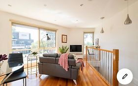 Design/Bright/Cosy Townhouse Between Airport &City